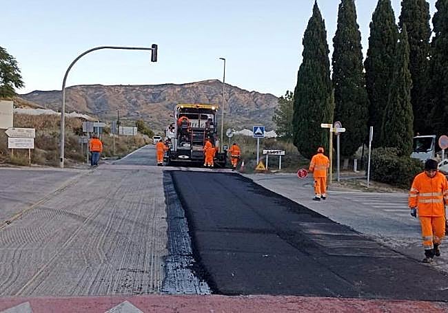 Obras de asfaltado entre Tibi y Agost.