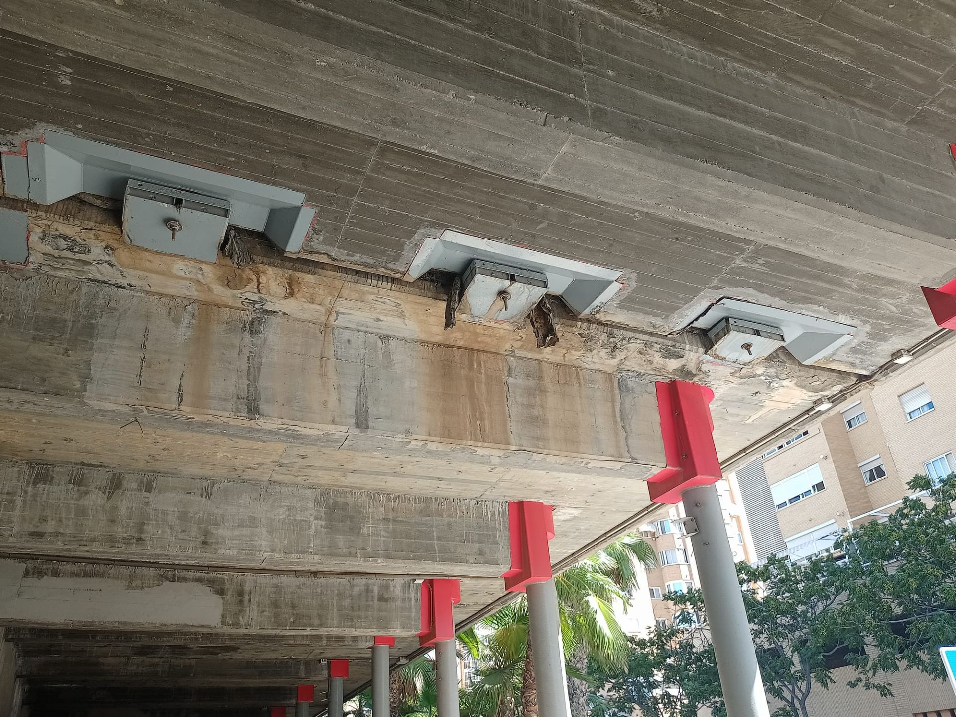 Imagen secundaria 1 - 1. Desperfecto en el parque Juan Pablo II. 2. Juntas de dilatación del Puente Rojo en mal estado. 3. Alberos atascados en el parque Juan Pablo II