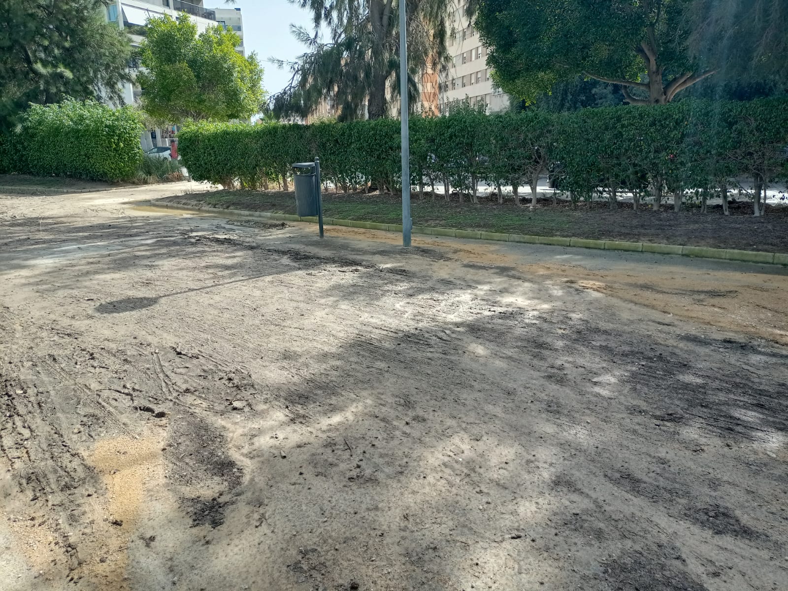 Imagen principal - 1. Desperfecto en el parque Juan Pablo II. 2. Juntas de dilatación del Puente Rojo en mal estado. 3. Alberos atascados en el parque Juan Pablo II