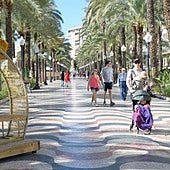 Gente pasea por la Explanada de Alicante.