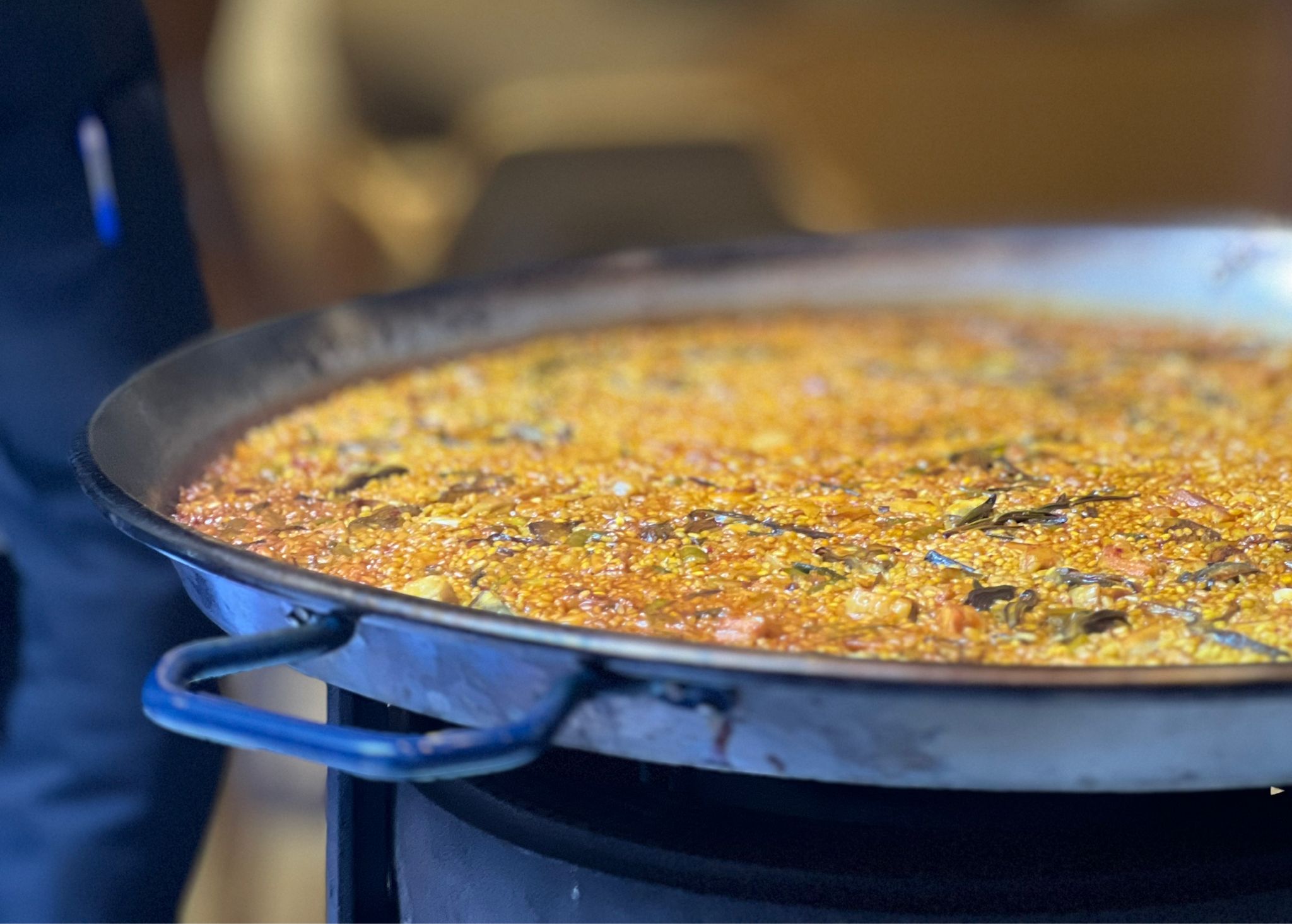 Arroz de secreto y ajetes tiernos.