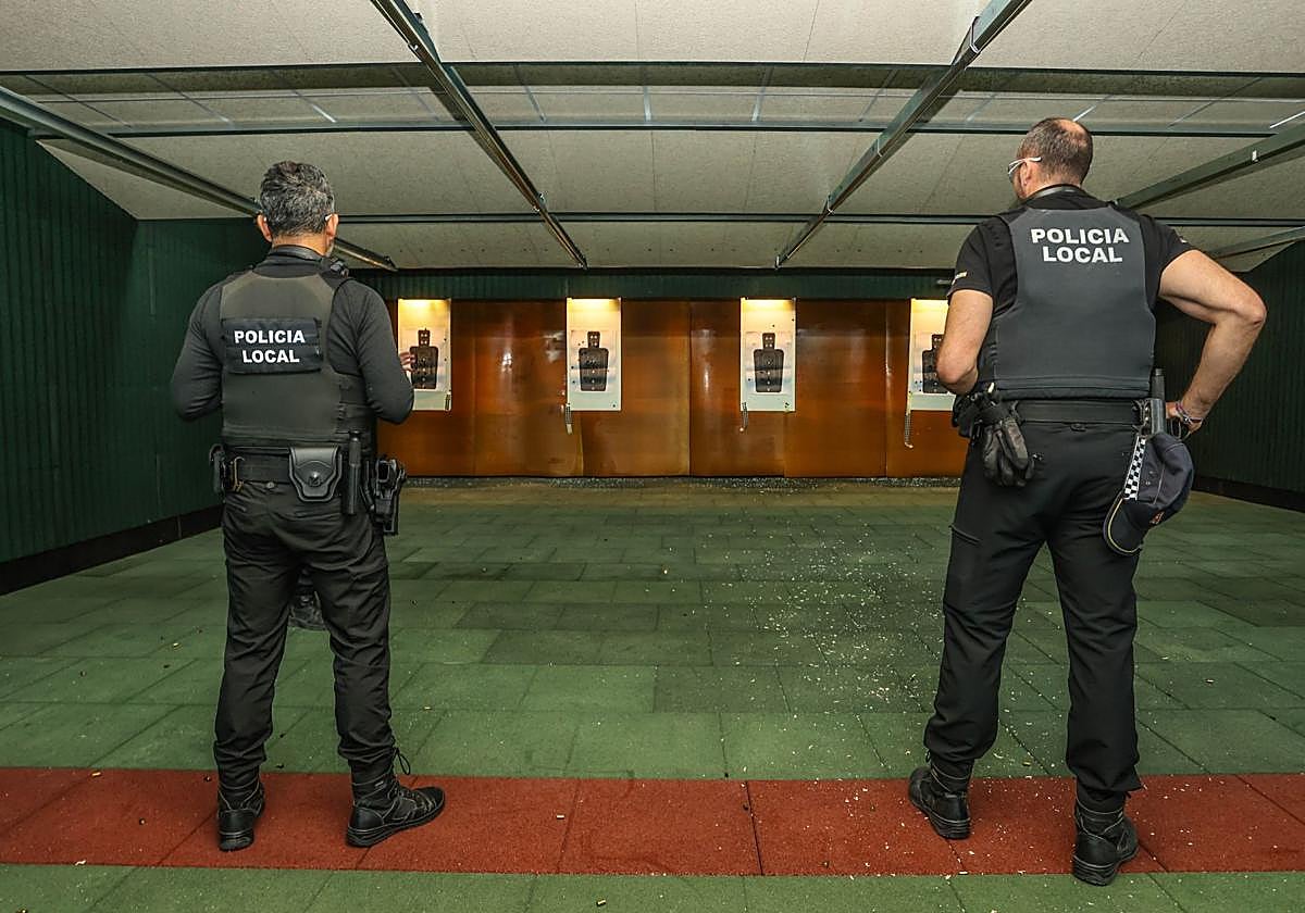 Agentes de la Policía Local de Elda, en la galería de tiro.