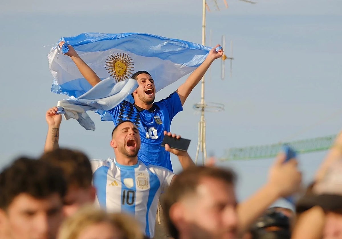 Aficionados viendo entrenar a la selección Argentina en la provincia de Alicante.