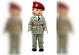 Muñeca de Leonor con uniforme militar.