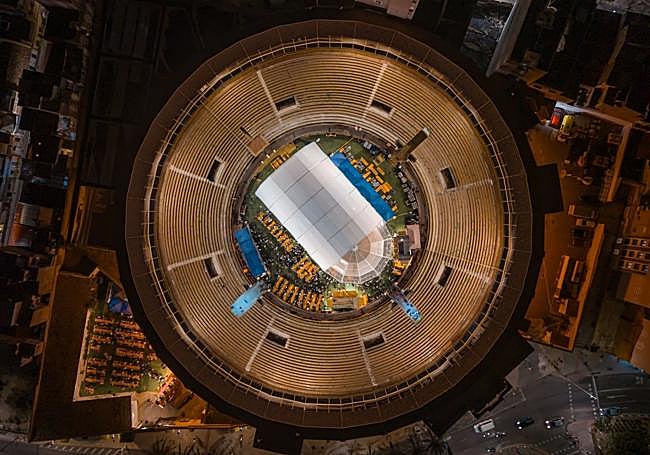 La gran carpa bávara del Oktoberfest en la plaza de toros de Alicante.