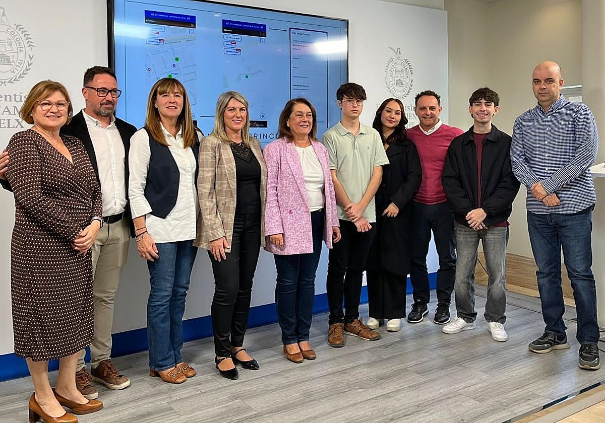 Alumnado del IES Severo Ochoa y la edil Caridad Martínez presentan la web 'a2pasos' para apoyar al comercio local.