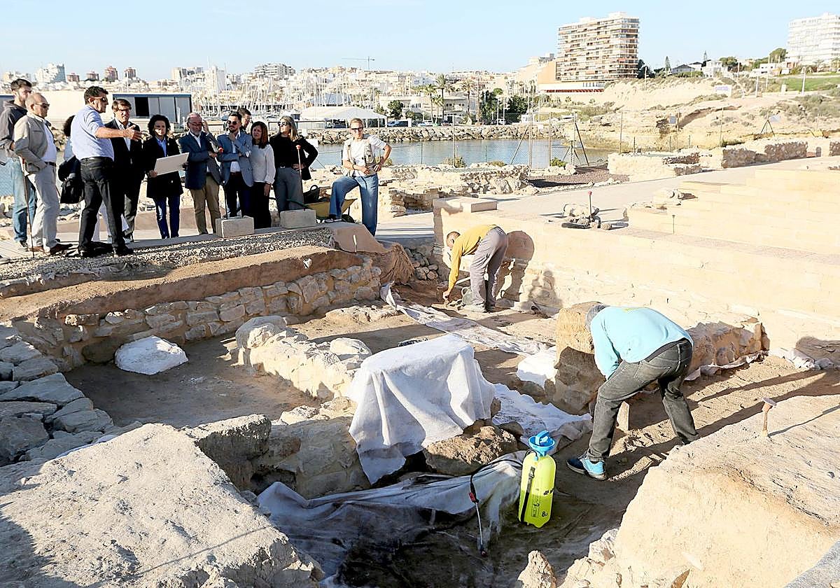 Visita a la primera vivienda del yacimiento de la Illeta.