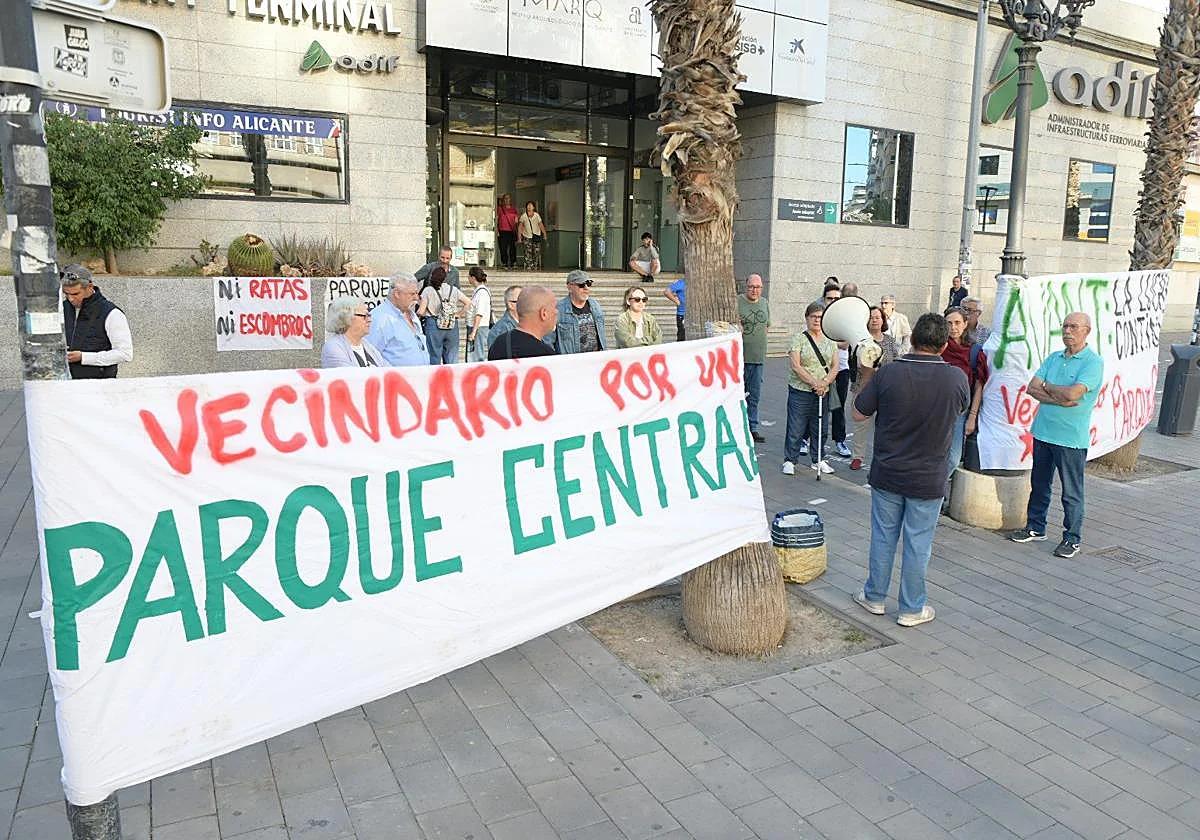 Manifestación de vecindario por un Parque Central YA!.
