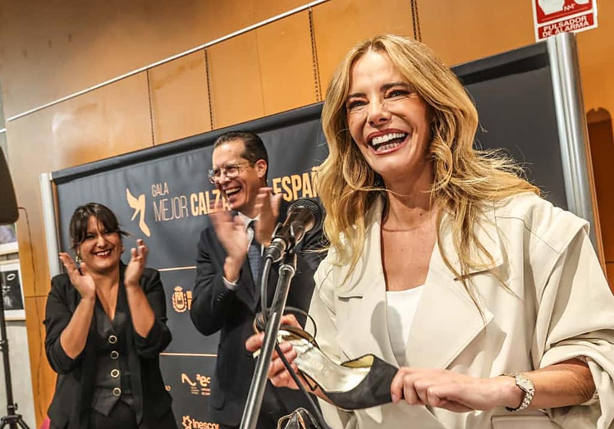 Paula Vázquez, with the mayor, Rubén Alfaro, during the donation of a pair of shoes to the Elda museum.