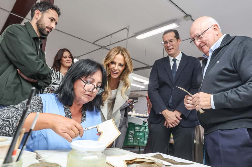 Imagen principal - Elda welcomes Paula Vázquez to present her with the Best Dressed Woman in Spain award