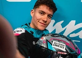 Dani Holgado muestra el mensaje que lucirá en su casco.