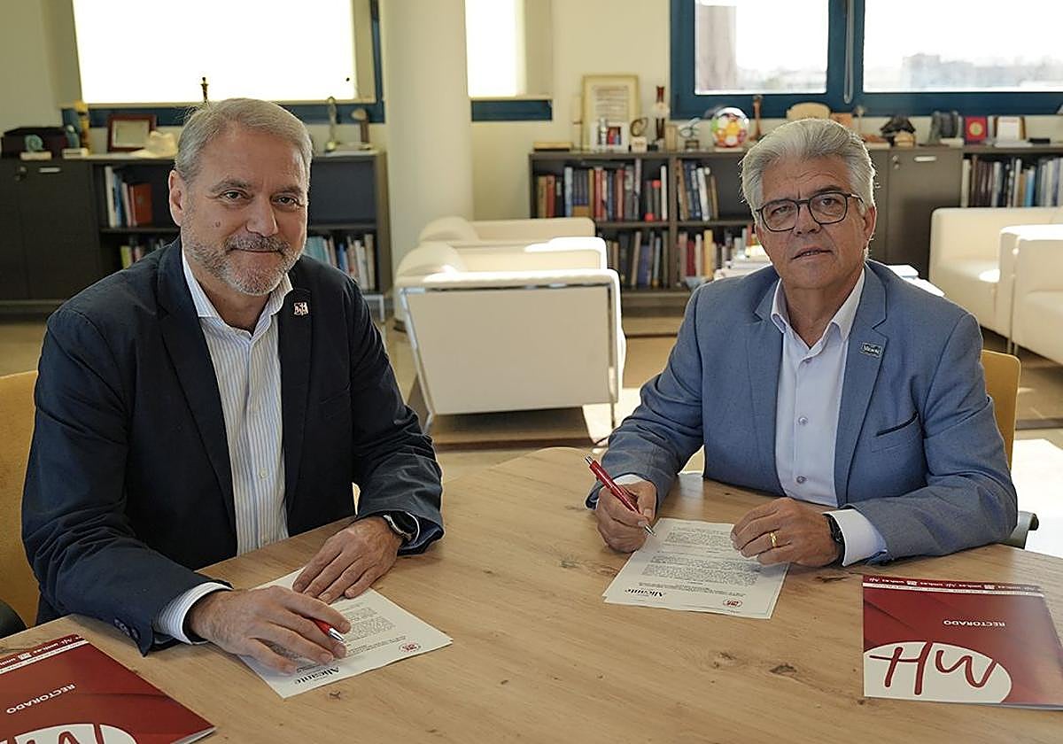 Rector Juan José Ruiz and President José Juan Reus during the signing of the collaboration agreement.