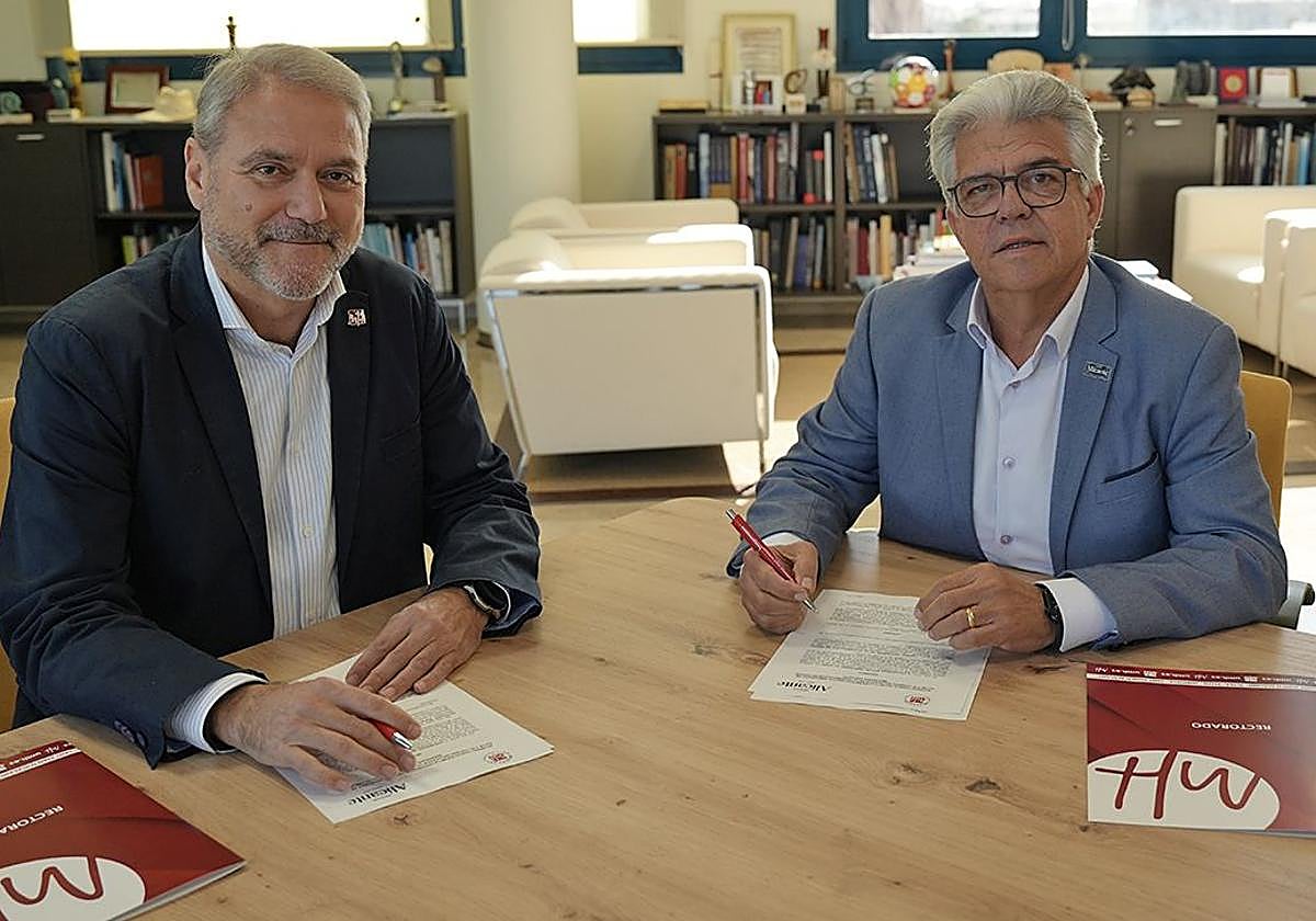 El rector Juan José Ruiz y el presidente José Juan Reus durante la firma del convenio de colaboración.