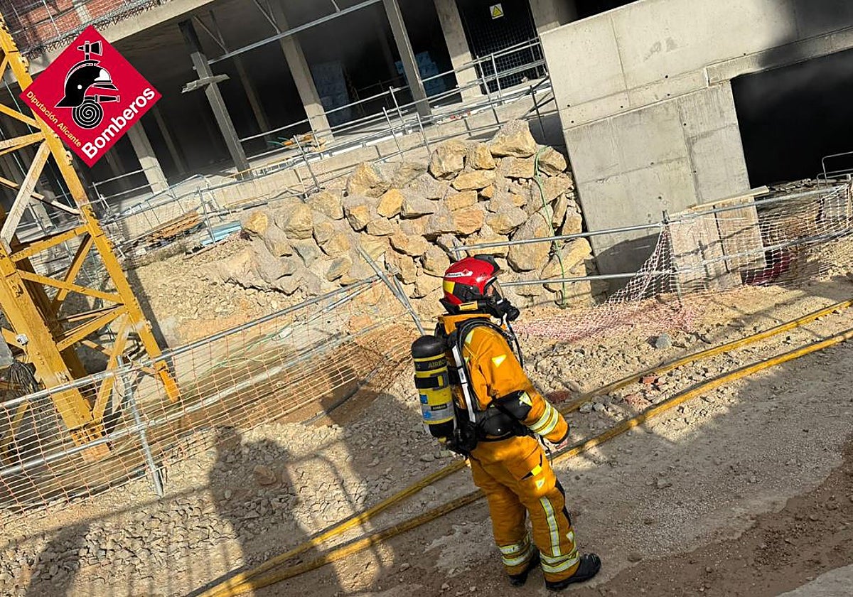 Image of a firefighter in the area affected by the fire