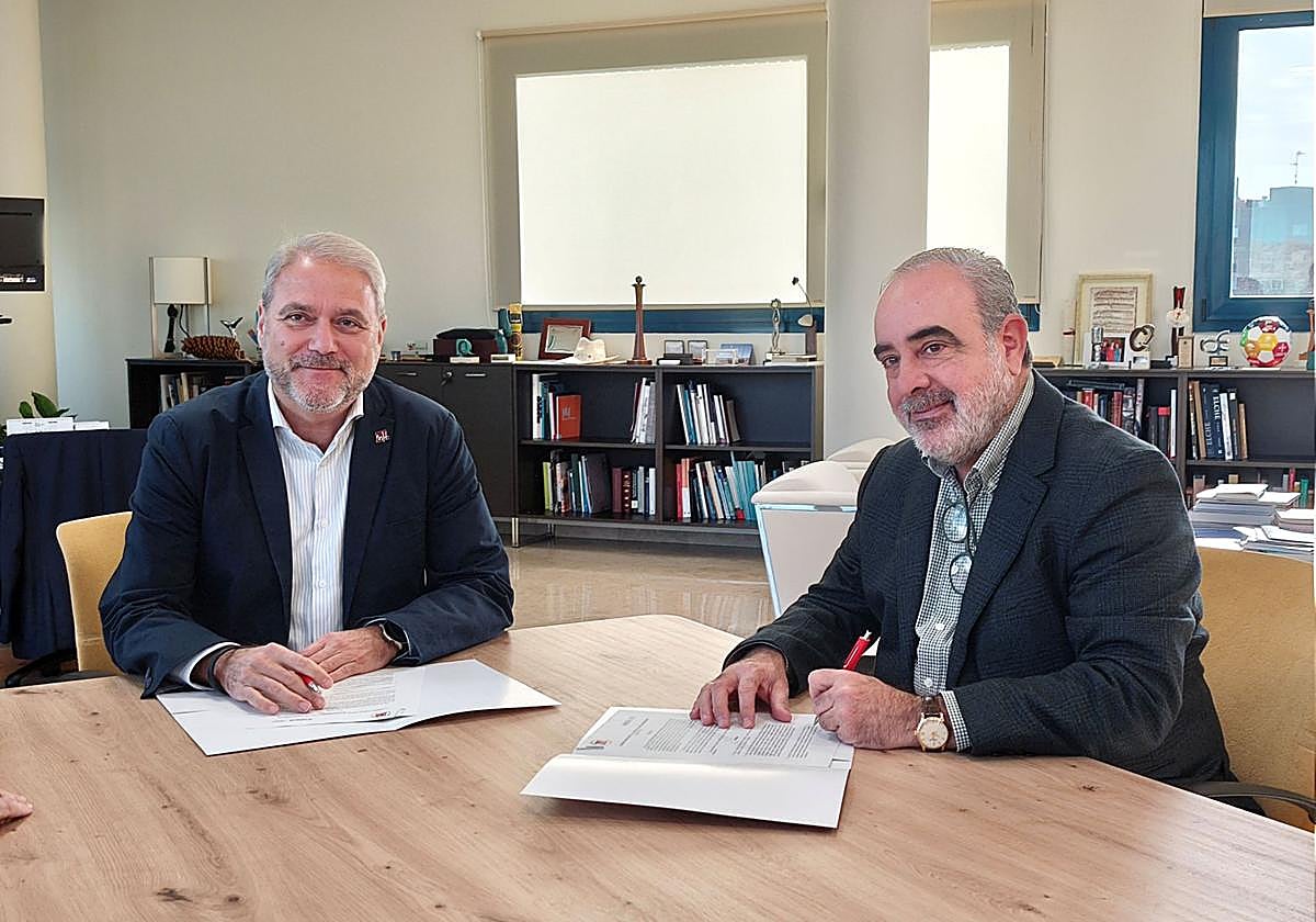 Firma del convenio entre ambas instituciones.