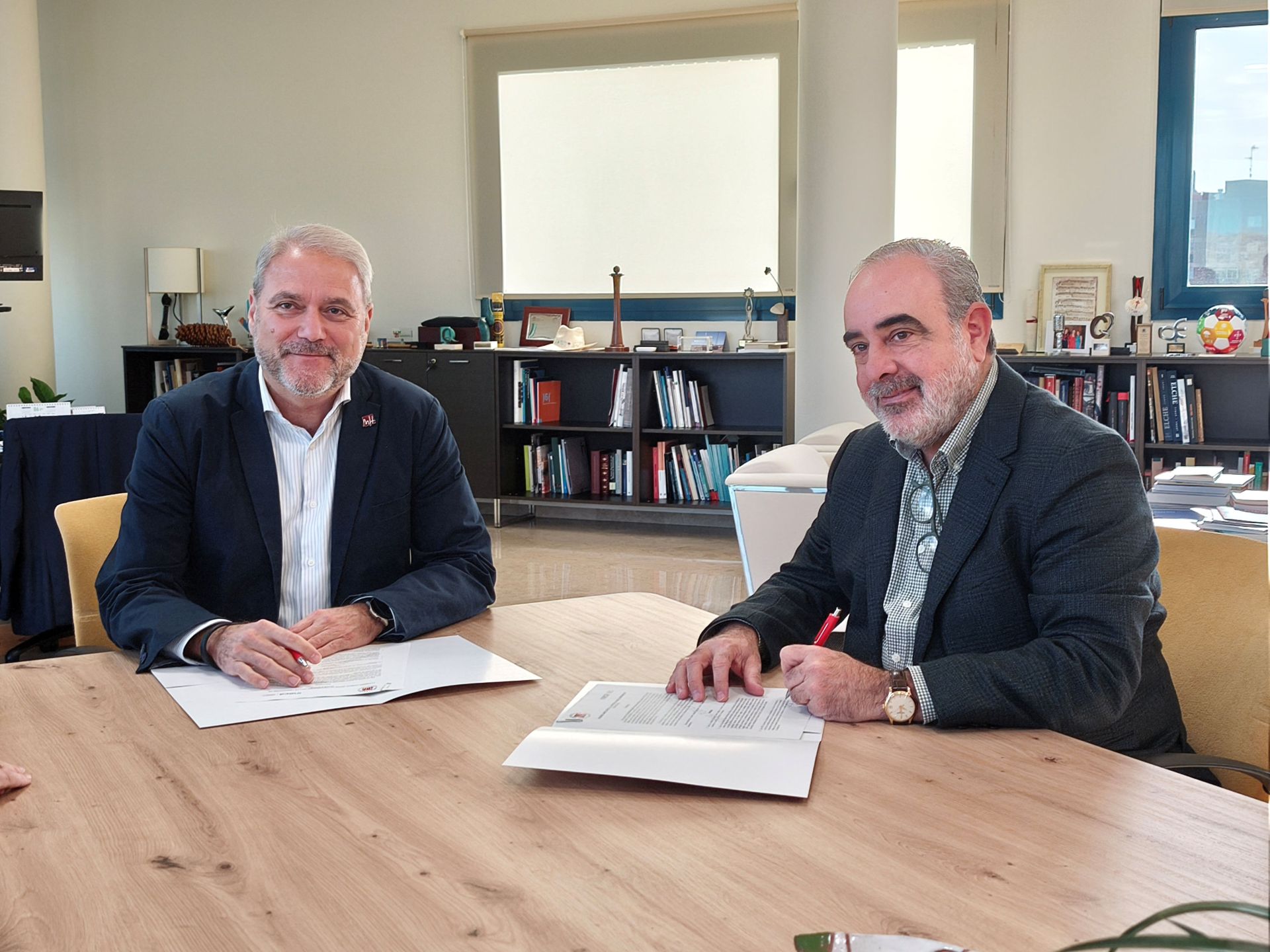 Signing of the agreement between both institutions.