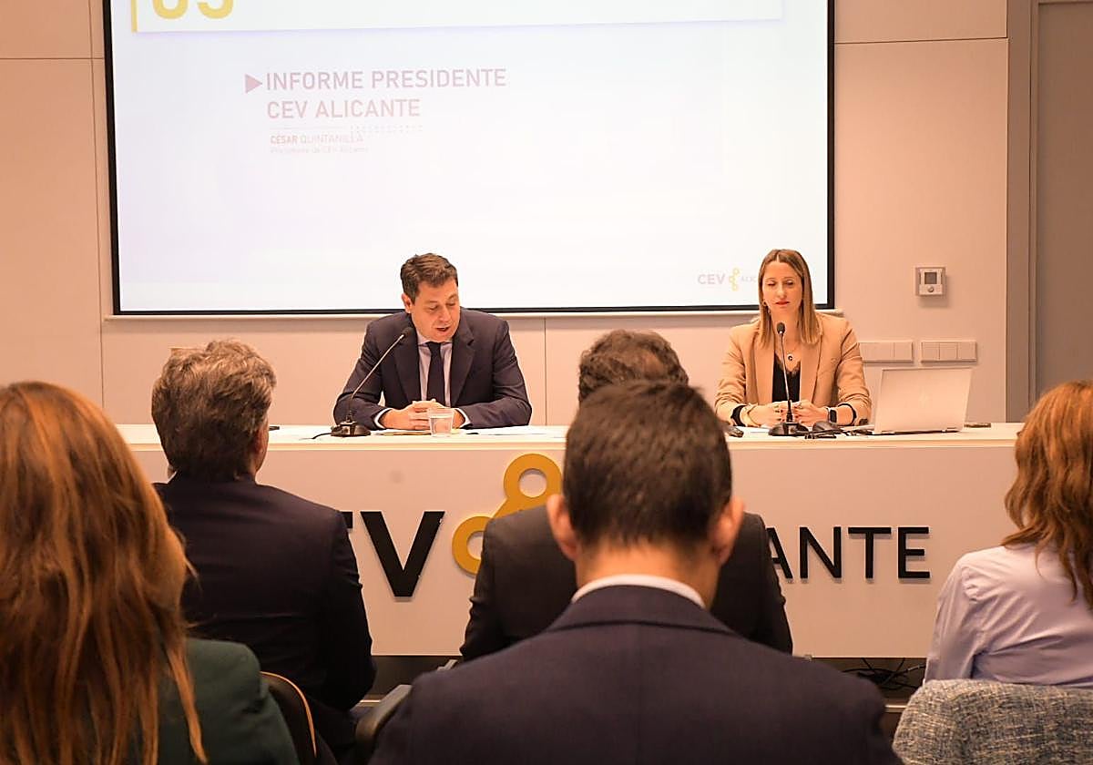 César Quintanilla durante la junta de la CEV de Alicante.