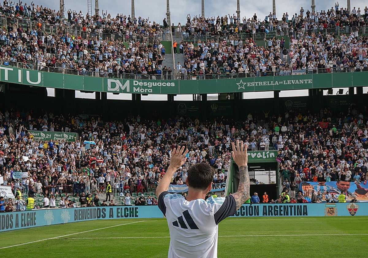 Messi saluda a la afición congregada en el Martínez Valero.