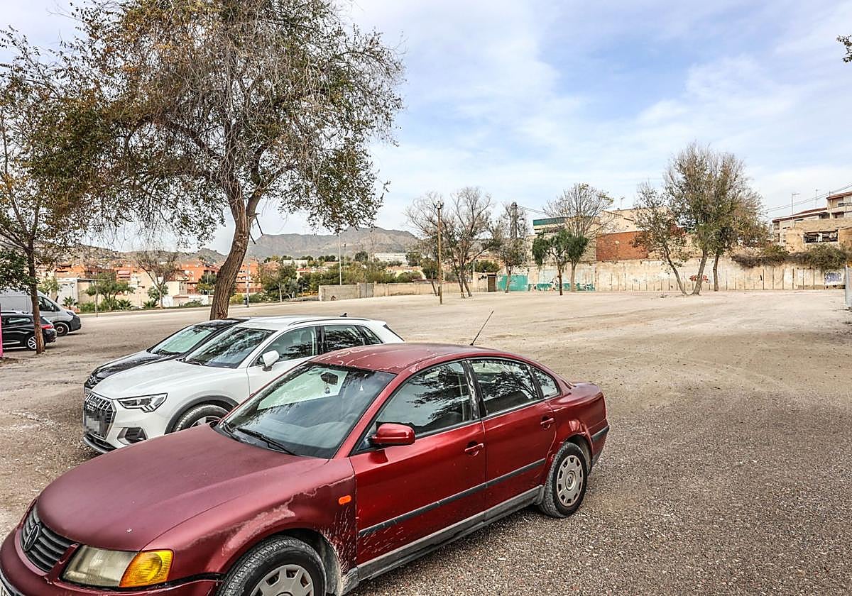 Aparacamiento en la antigua fábrica de Emérito Maestre.