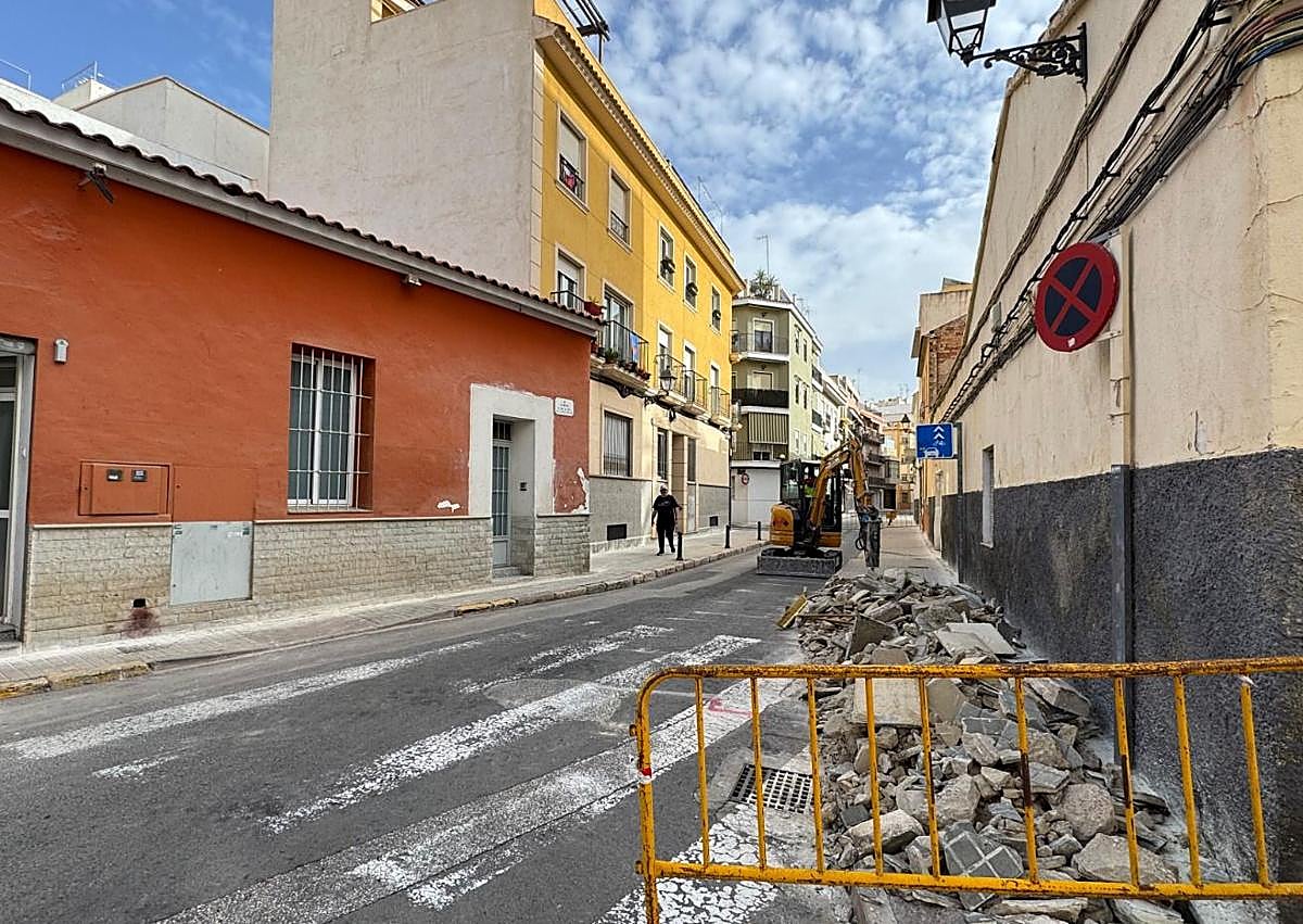 Imagen secundaria 1 - Imágenes del inicio de las obras en la calle Mare Déu de l'Assumpció, que avanzan para modernizar el Raval.