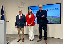 El conseller de Agricultura, Miguel Barrachina, con su homóloga de Murcia, Sara Rubira, y el presidente del Scrats, Lucas Jiménez.