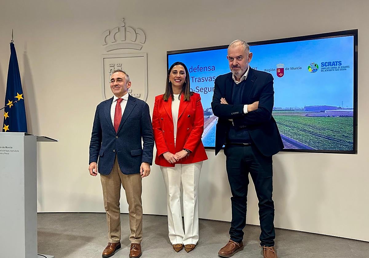 El conseller de Agricultura, Miguel Barrachina, con su homóloga de Murcia, Sara Rubira, y el presidente del Scrats, Lucas Jiménez.