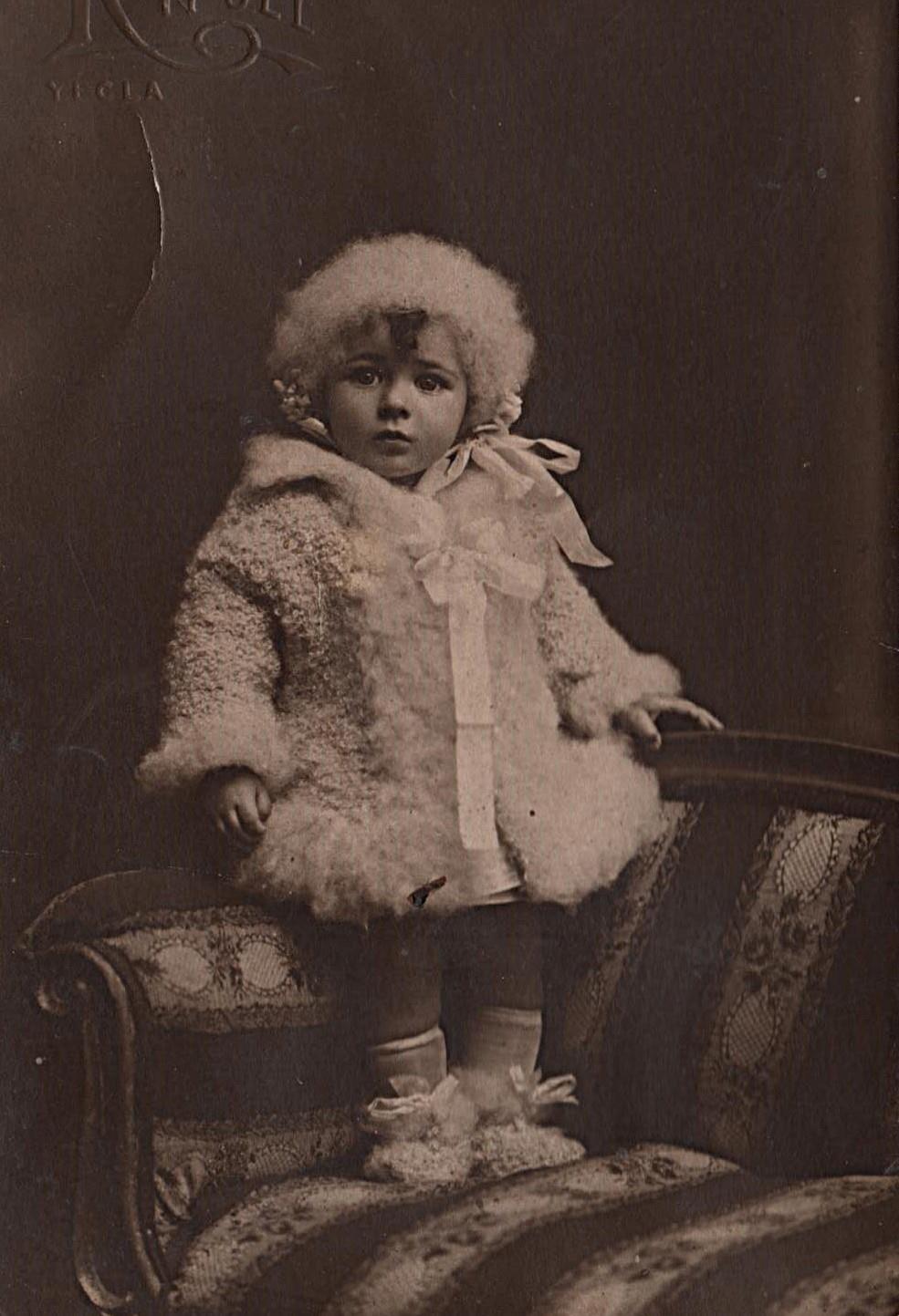 Carmen de niña, hace casi cien años.