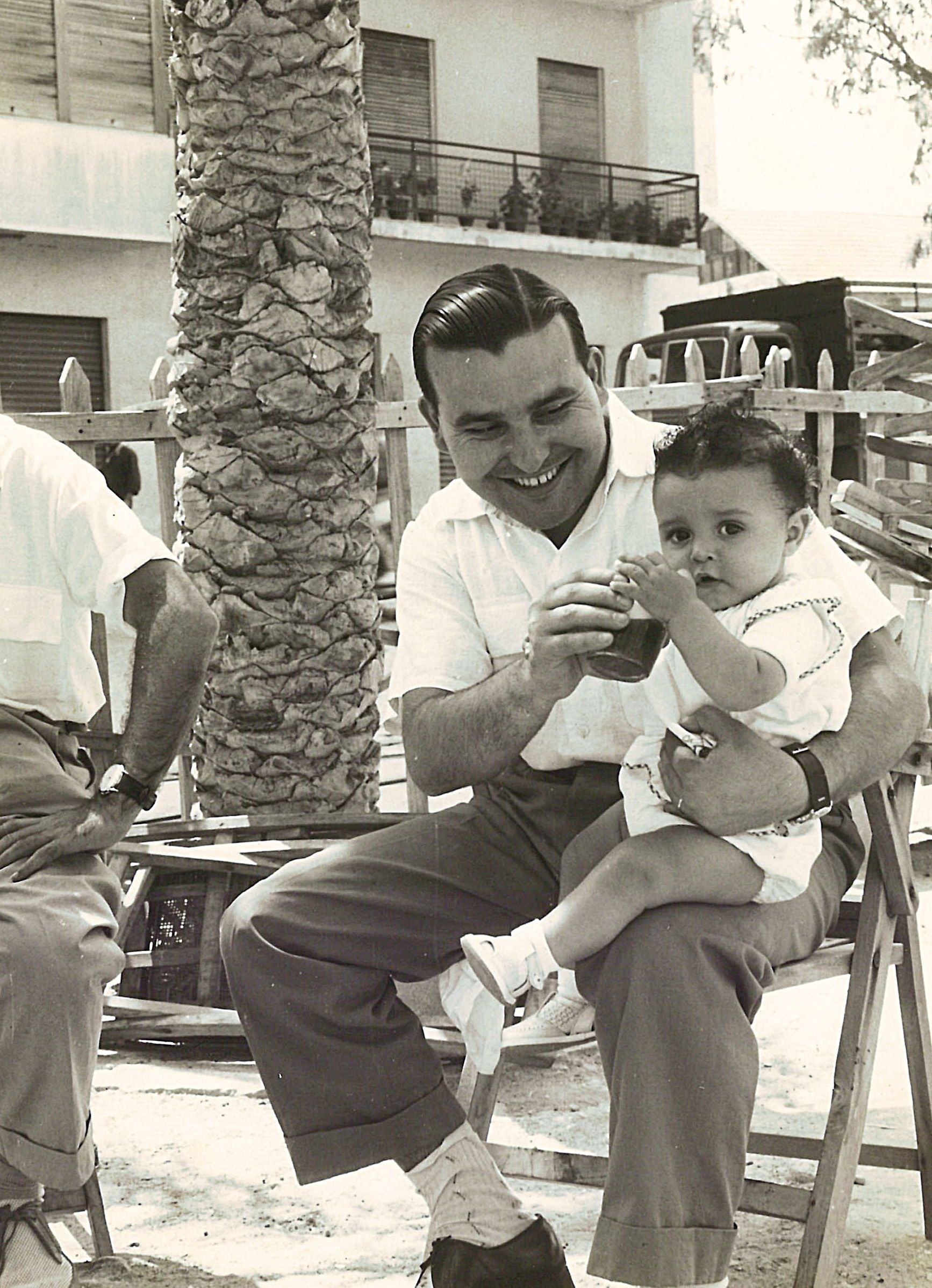 En brazos de su padre, Rafael Bernabeu Santamaría.