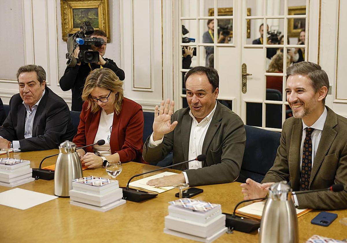 Juanfran Pérez Llorca, at the Junta de Portavoces de Les Corts, with José María Llanos from Vox, to the left of the image.
