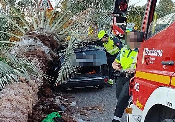 Los bomberos atienden el siniestro.