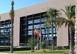 El acuerdo entre la UMH y À Punt impulsará la formación práctica de futuros profesionales de la comunicación.