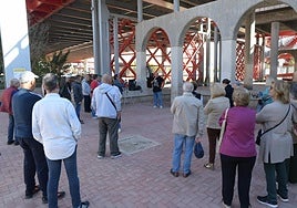 Concentración bajo el Puente Rojo para reclamar avances del Parque Central de Alicante