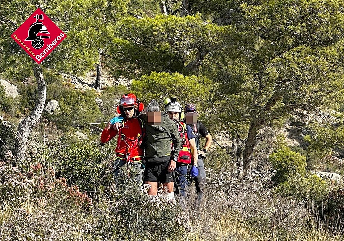 Firefighters from the Provincial Consortium rescue a sportsman at Puig Campana this Saturday.