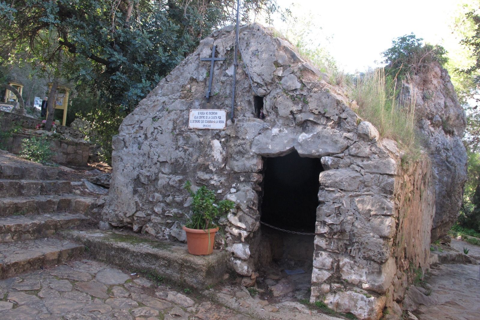 Imagen principal - La Caseta del Pare Pere, el calvario y la fachada de la ermita de la Santísima Sang.