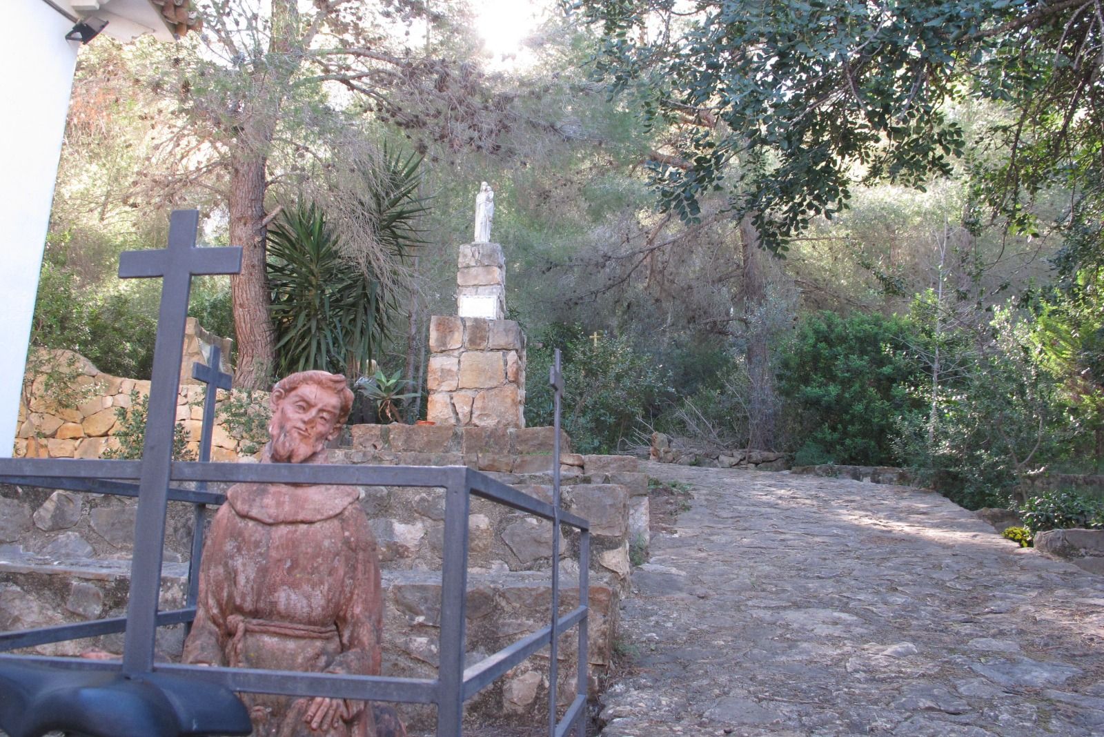 Imagen secundaria 1 - La Caseta del Pare Pere, el calvario y la fachada de la ermita de la Santísima Sang.