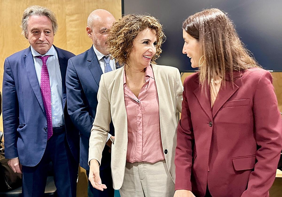 La consellera de Hacienda, Ruth Merino, con la vicepresidenta y ministra de Hacienda, María Jesús Montero.