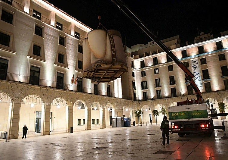 Arrival of the giant Nativity Scene at Alicante Town Hall Square.