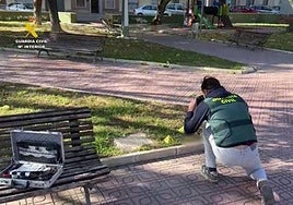 Un guardia civil marca las pruebas de la agresión.
