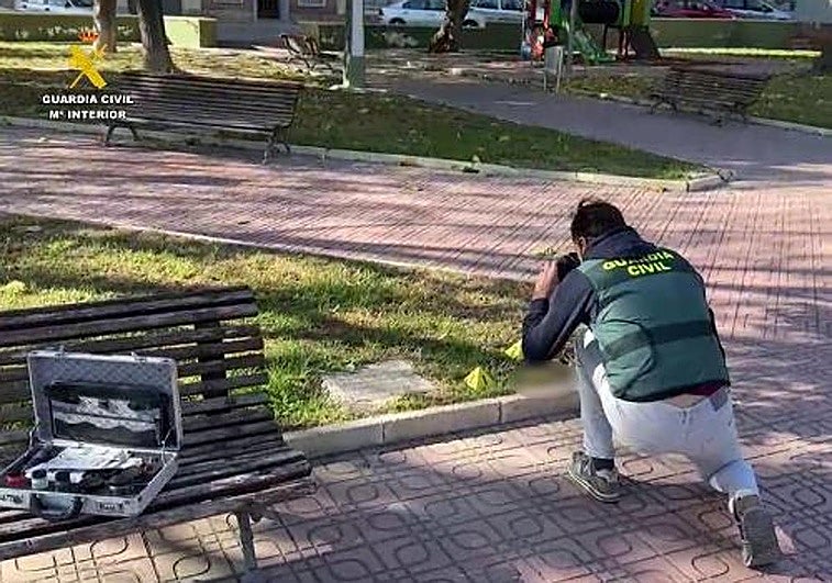 Un guardia civil marca las pruebas de la agresión.
