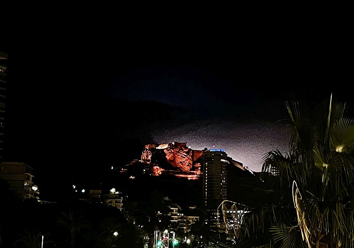 Un rayo detrás del castillo de Santa Bárbara.