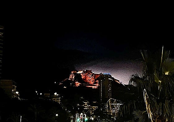 Un rayo detrás del castillo de Santa Bárbara.