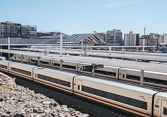 Trenes de alta velocidad en la estación de Alicante.