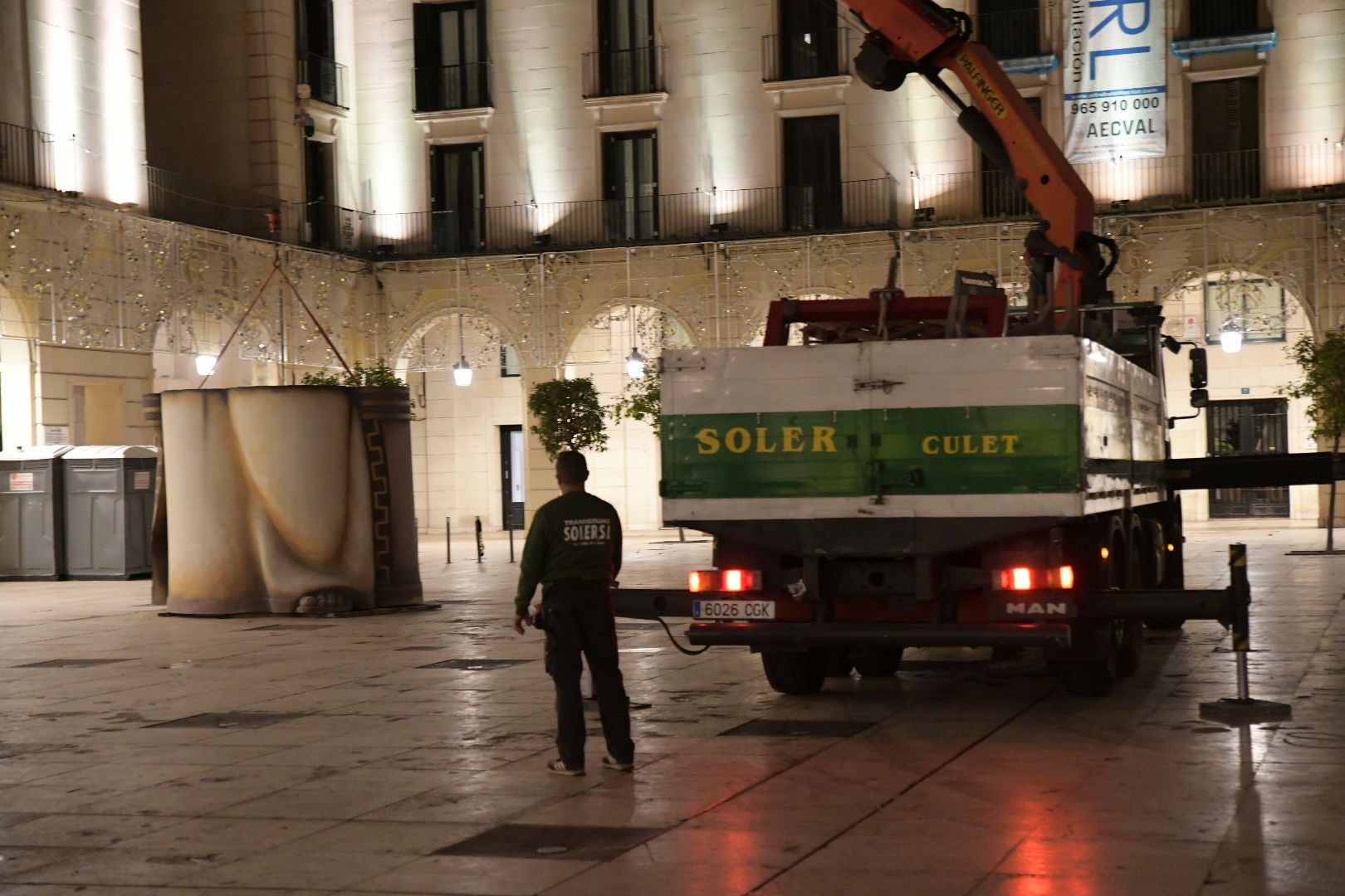 La llegada del Belén gigante de Alicante durante la madrugada, foto a foto
