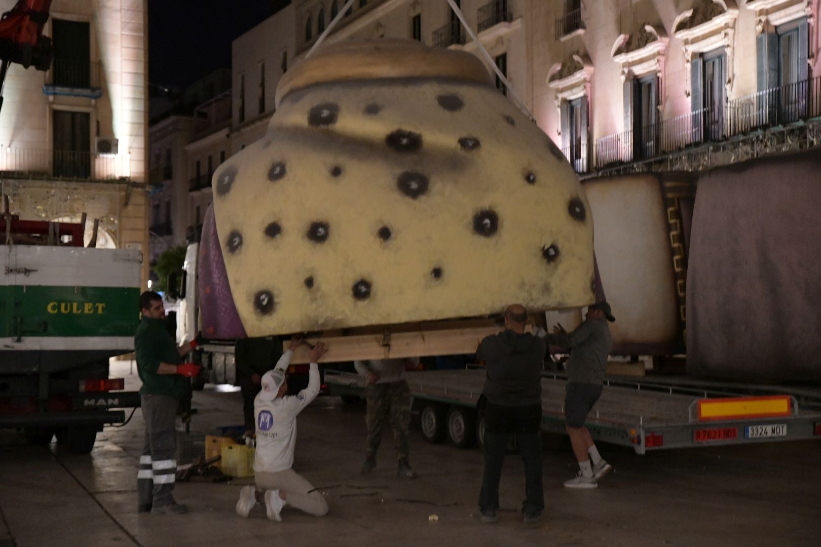 La llegada del Belén gigante de Alicante durante la madrugada, foto a foto