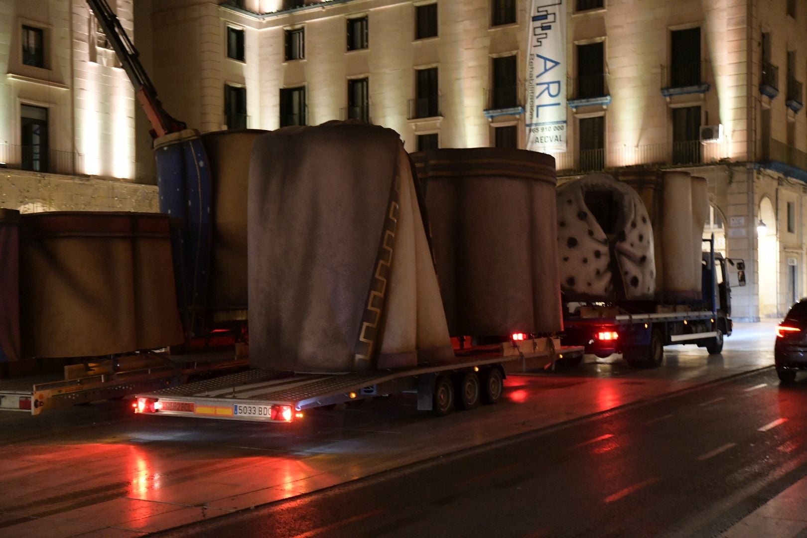 La llegada del Belén gigante de Alicante durante la madrugada, foto a foto