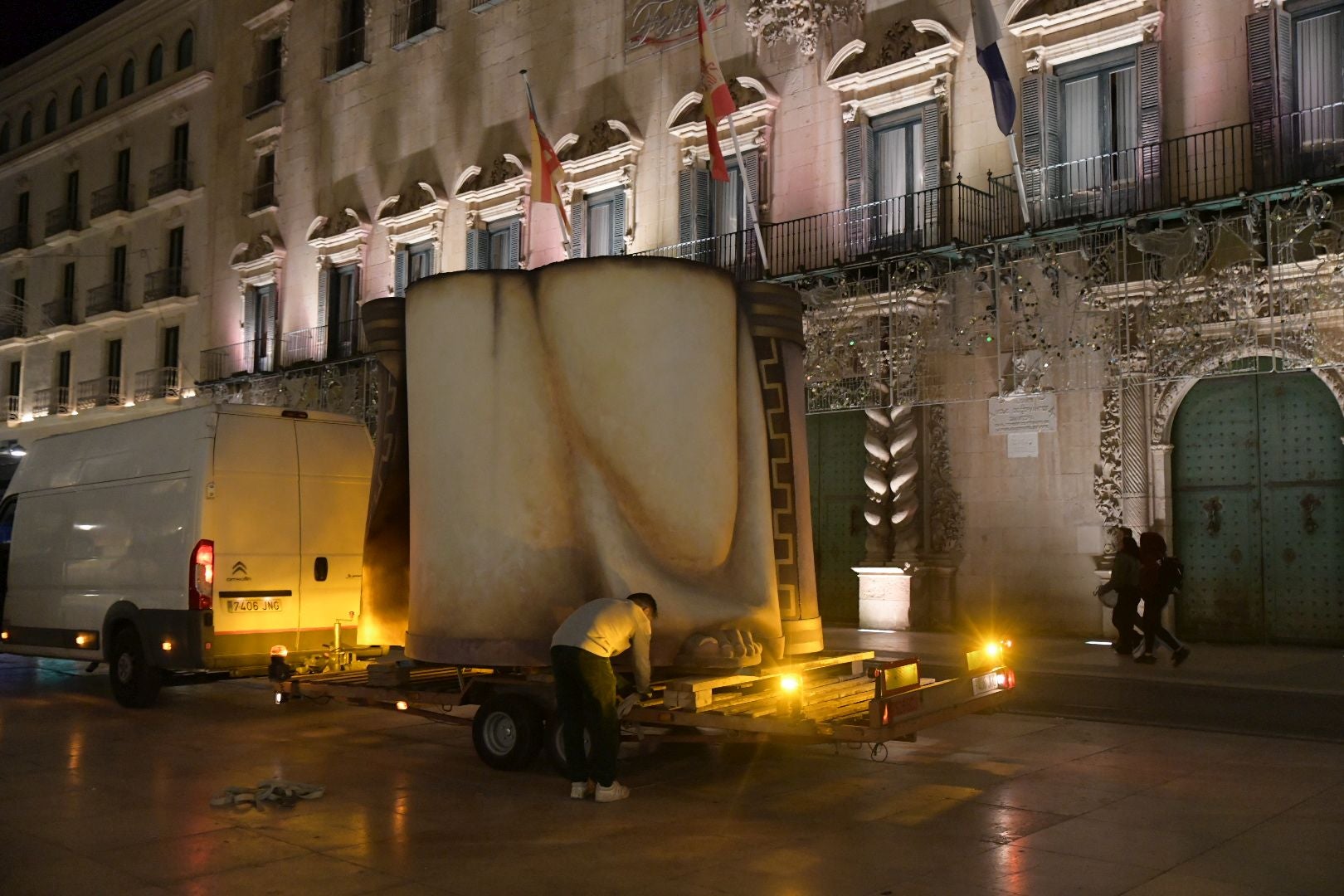La llegada del Belén gigante de Alicante durante la madrugada, foto a foto