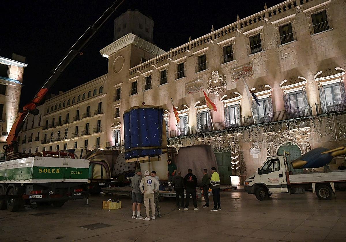 La llegada del Belén gigante de Alicante durante la madrugada, foto a foto