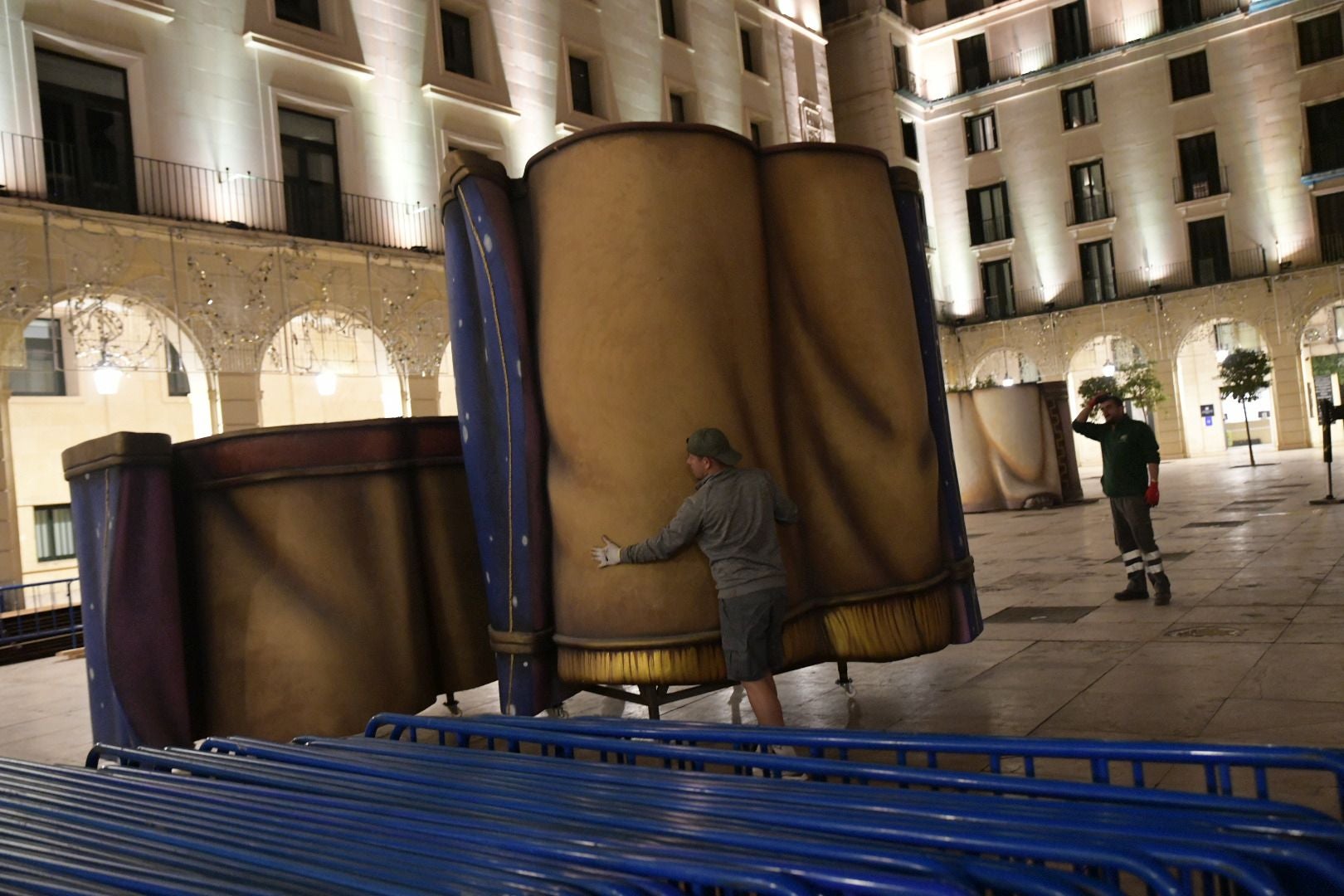 La llegada del Belén gigante de Alicante durante la madrugada, foto a foto
