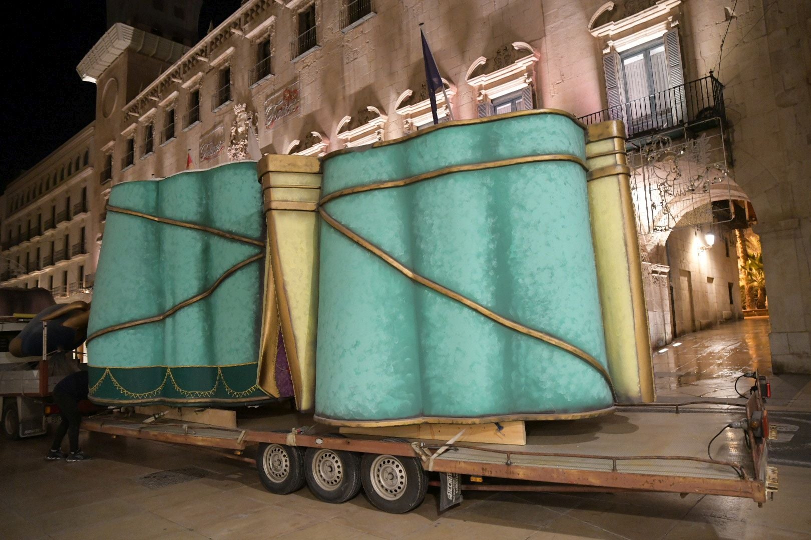 La llegada del Belén gigante de Alicante durante la madrugada, foto a foto