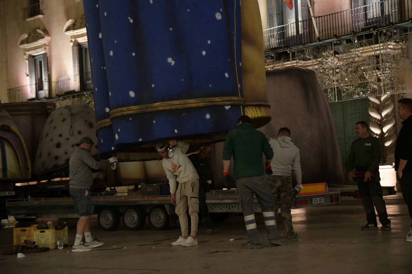 La llegada del Belén gigante de Alicante durante la madrugada, foto a foto